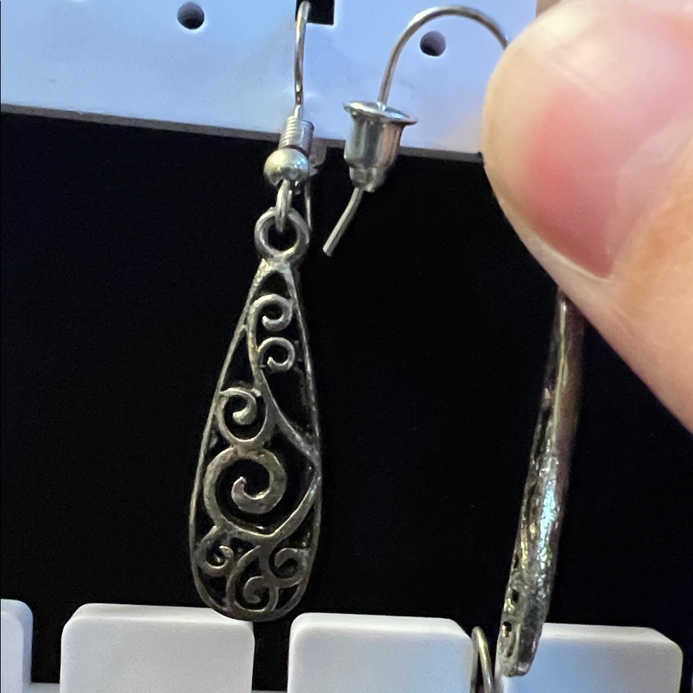 Elegant Silver Filigree Earrings - Picture 2 of 2